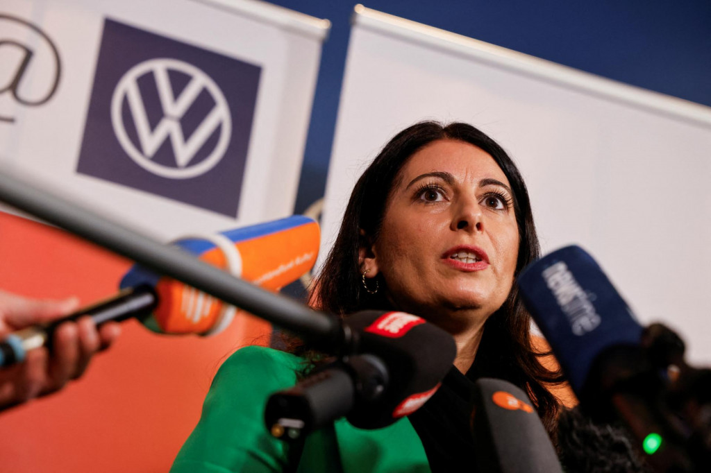 Na snímke predsedníčka závodnej rady Volkswagen Daniela Cavallová. FOTO: Reuters