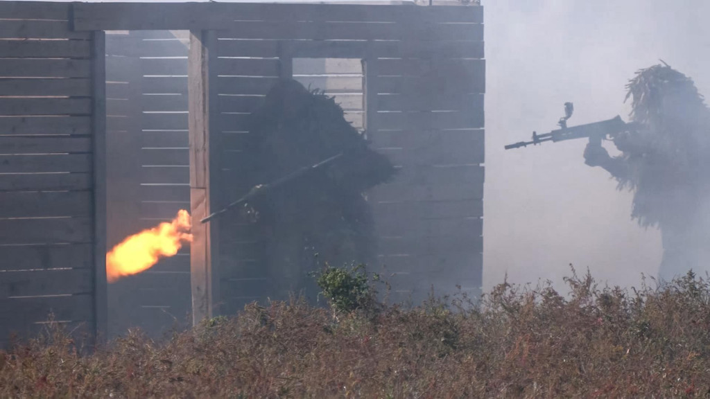 Na videosnímke, ktorú zverejnilo ruské ministerstvo obrany, sú ruskí vojaci počas výcviku na neznámom mieste na Ukrajine. FOTO: TASR/AP