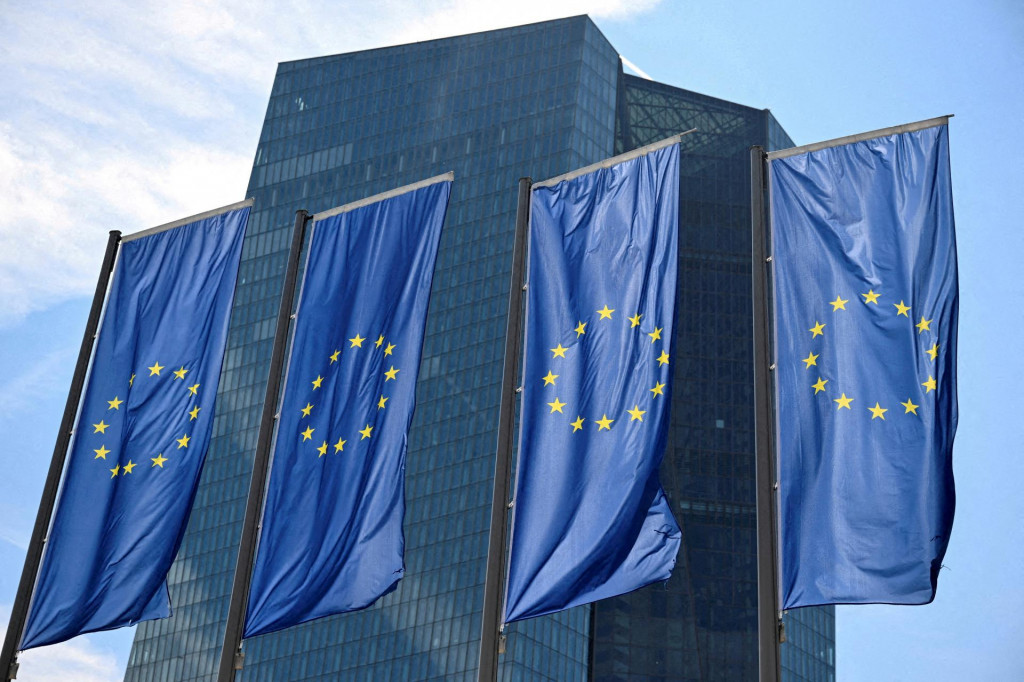 Vlajky EÚ vlajú pred centrálou Európskej centrálnej banky vo Frankfurte. FOTO: Reuters