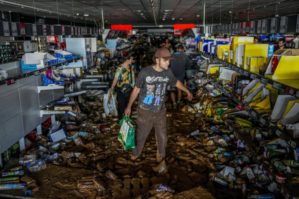 Ľudia rabujú potraviny v supermarkete zničenom po záplavách vo Valencii. FOTO: TASR/AP