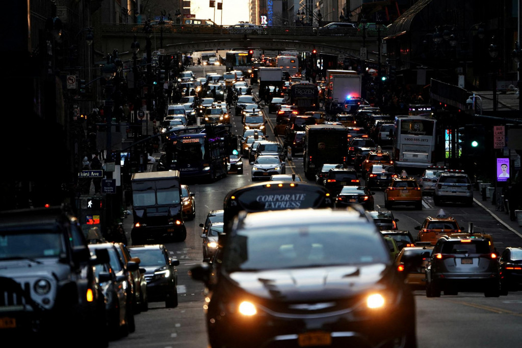 Premávka v mestskej časti Manhattan v New Yorku.