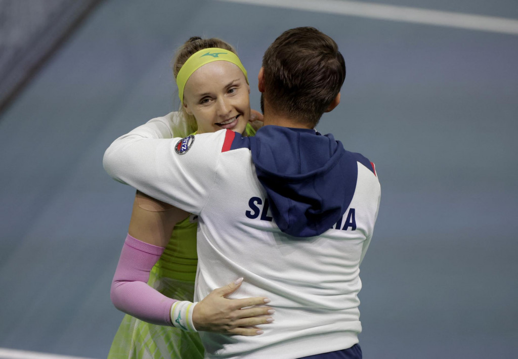 Rebecca Šramková sa teší s kapitánom Matejom Liptákom po ďalšej cennej výhre v Malage. FOTO: Reuters