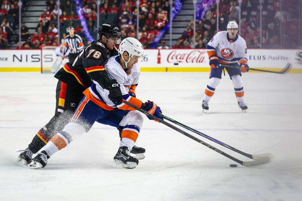 Oliver Wahlstrom (s č&iacute;slom 26) a Martin Posp&iacute;&scaron;il (76) v s&uacute;boji o puk. FOTO: Reuters
