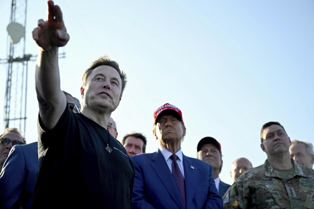 Novozvolený americký prezident Donald Trump a šéf SpaceX Elon Musk. FOTO: TASR/AP