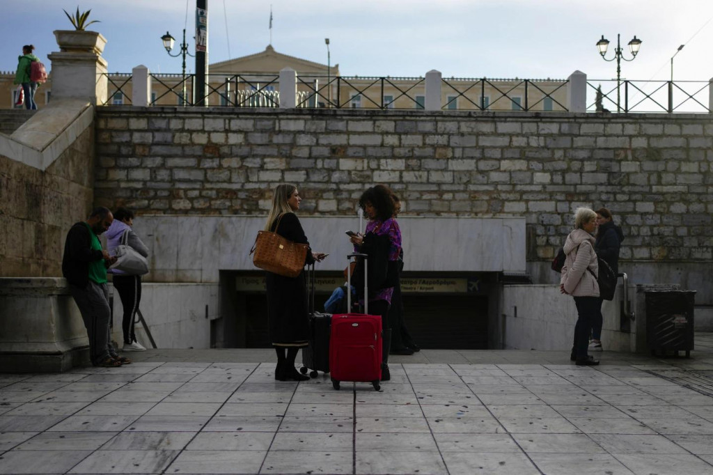 Cestujúci stoja pred hlavnou stanicou metra Syntagma počas celoštátneho generálneho štrajku v Grécku. FOTO: TASR/AP