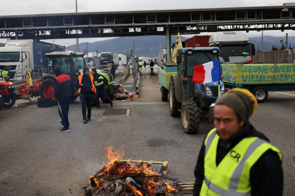 Francúzski farmári blokujú mýto v Boulou svojimi traktormi na protest proti perspektíve obchodnej dohody medzi Európskou úniou (EÚ) a krajinami Latinskej Ameriky zjednotenými v rámci Mercosuru a žiadajú väčšiu sociálnu pomoc v čase úrody zasiahnutej dažďom a vypuknutia chorôb. FOTO: Reuters