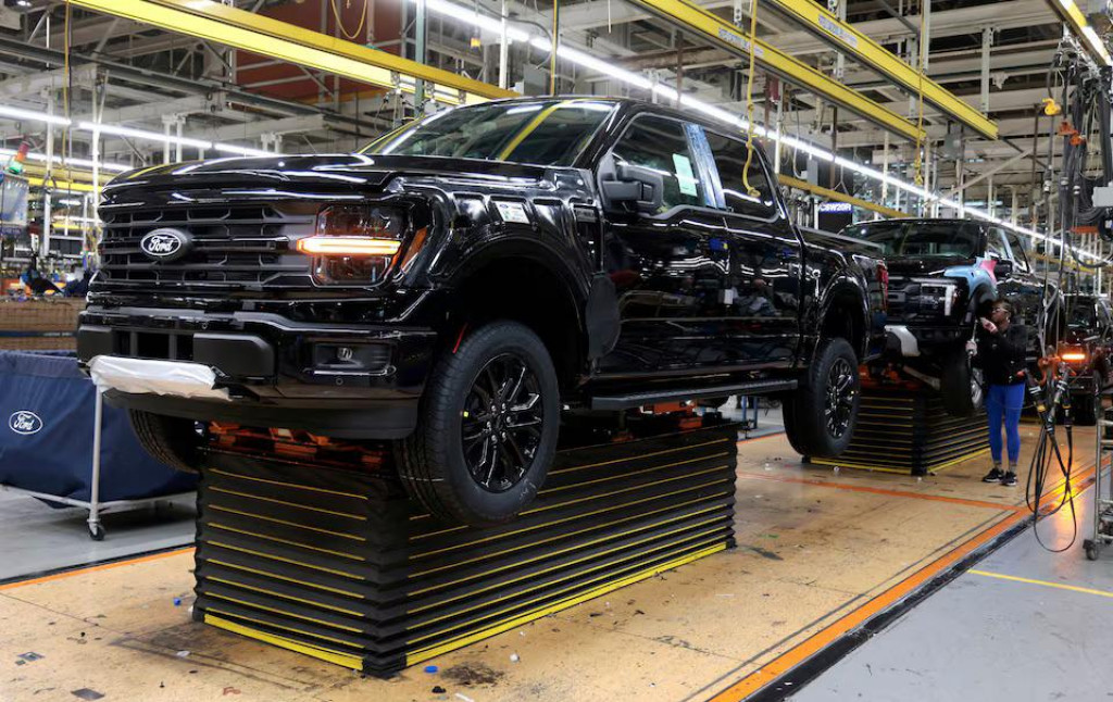 Pickup Ford F-150 na montážnej linke v závode nákladných áut Dearborn v Dearborne v Michigane v USA. FOTO: Reuters