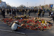 Žena zapaľuje sviečky počas protestu kvôli smrteľnému pádu strechy na železničnej stanici v Novom Sade, z ktorého vinia nedbalosť a korupciu úradov. FOTO: Reuters