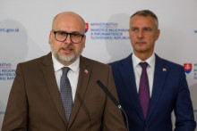 Na snímke zľava štátny tajomník ministerstva investícií Michal Kaliňák a minister investícií Richard Raši. FOTO: TASR/Jaroslav Novák