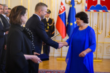 Zľava predsedníčka Súdnej rady Marcela Kosová, prezident Peter Pellegrini a odchádzajúca sudkyňa Alena Blašková. FOTO: TASR/Jaroslav Novák