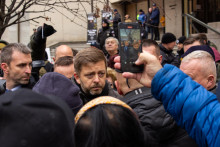 Český minister vnútra Vít Rakušan sa rozpráva s protestujúcimi členmi bezpečnostných zložiek. FOTO: TASR/Barbora Vizváryová