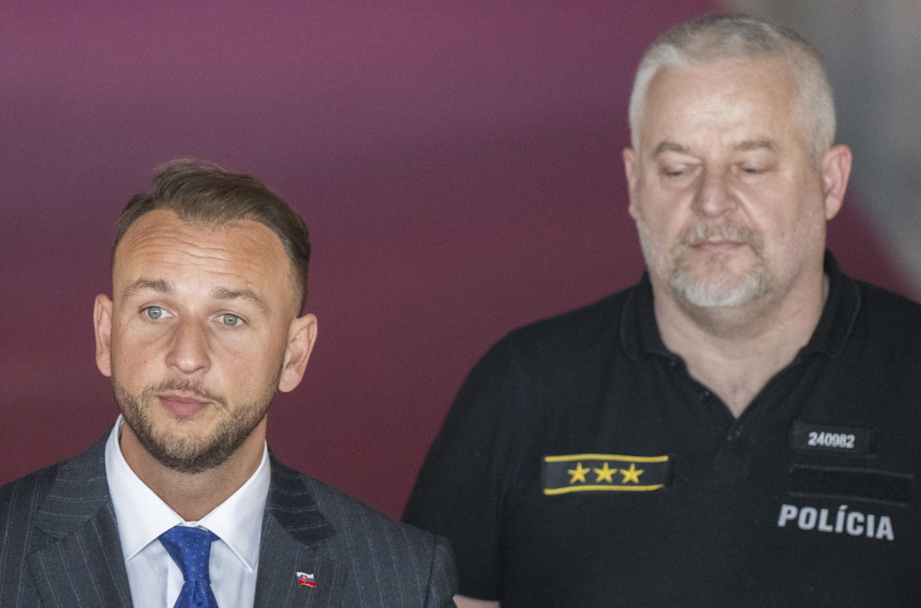 Minister vn&uacute;tra Mat&uacute;&scaron; &Scaron;utaj E&scaron;tok a prezident Policajn&eacute;ho zboru Ľubom&iacute;r Sol&aacute;k. FOTO: TASR/Martin Baumann