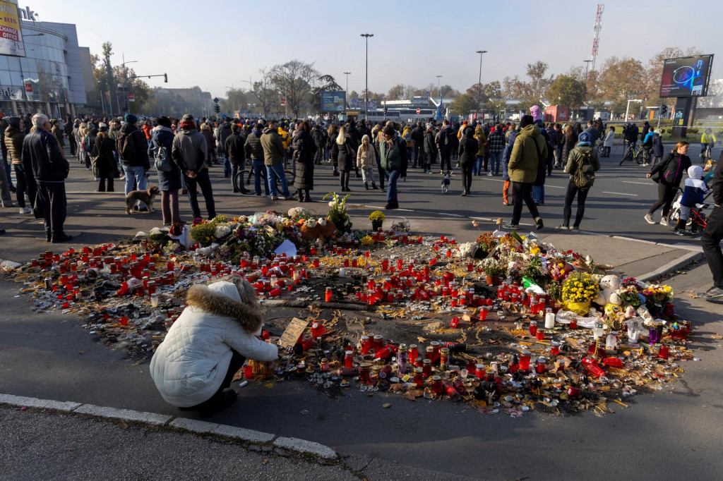 Žena zapaľuje sviečky počas protestu kvôli smrteľnému pádu strechy na železničnej stanici v Novom Sade, z ktorého vinia nedbalosť a korupciu úradov. FOTO: Reuters