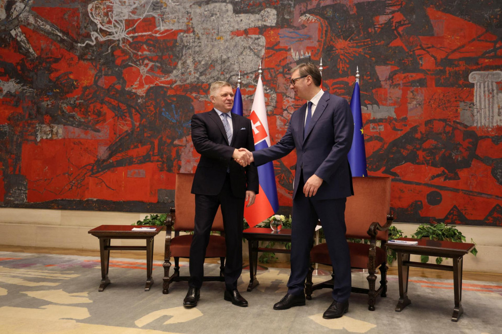 Srbský prezident Aleksandar Vučič a slovenský premiér Robert Fico. FOTO: Reuters