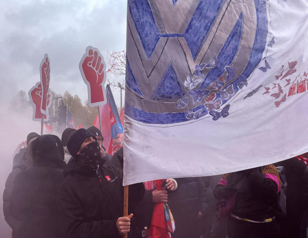 Pracovníci Volkswagenu z tovární po celom Nemecku sa schádzajú pred Volkswagen Arenou. FOTO: Reuters