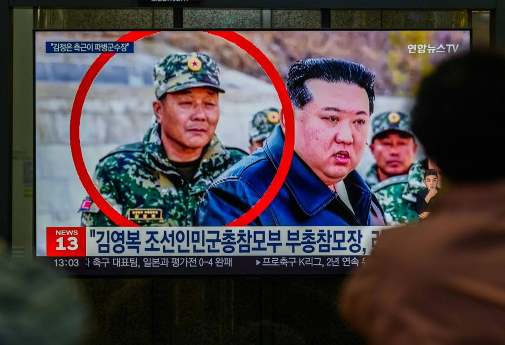 Kim Jong-bok po boku slávnejšieho Kima. FOTO: Profimedia