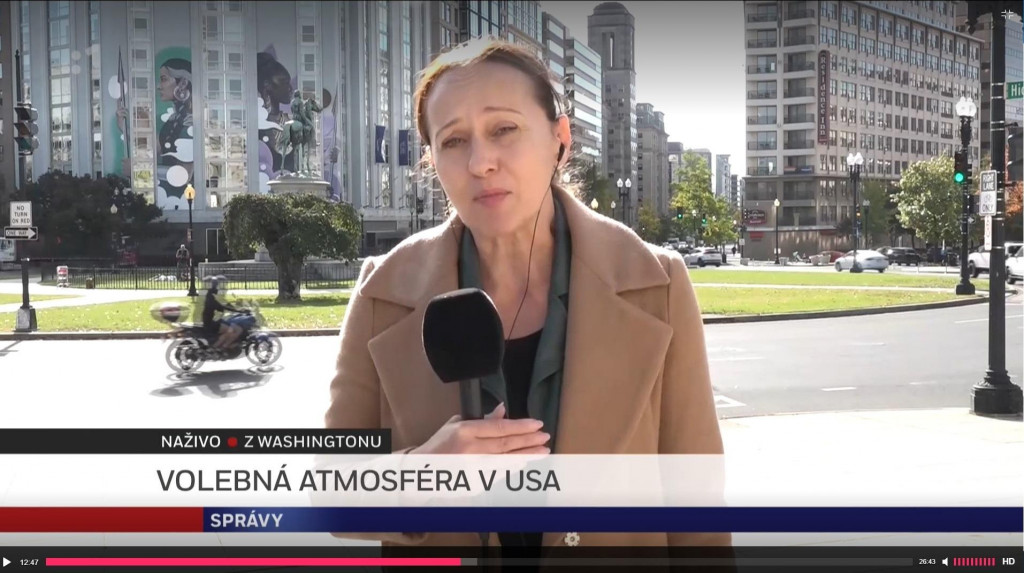 Redaktorka Anna Šipošová reportuje o prezidentských voľbách v USA z Washingtonu, D. C. Kto uhádne, pre akú televíziu? FOTO: stvr.sk