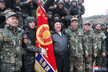 Kim Čong-un s vojakmi. FOTO: Profimedia