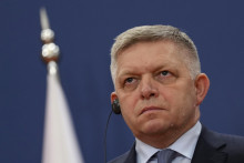 Slovenský premiér Robert Fico počúva srbského prezidenta Aleksandara Vučiča počas tlačovej konferencie v Belehrade. FOTO: TASR/AP