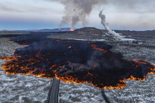 Pohľad na miesto erupcie s oblasťou Modrej lagúny (vľavo) a aktívnou puklinou (v pozadí) po sopečnej erupcii, ktorá opätovne začala v stredu na polostrove Reykjanes na juhozápade Islandu 21. novembra 2024. FOTO: TASR/AP