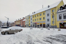 Pohľad na zasnežené centrum mesta - Námestie sv. Egídia v Poprade. FOTO: TASR/Adriána Hudecová