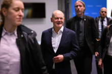 Nemecký kancelár Olaf Scholz odchádza po zasadnutí výkonného výboru Sociálnodemokratickej strany Nemecka(SPD) v Berlíne. FOTO: TASR/DPA