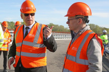 Minister dopravy Jozef Ráž bol v lete skontrolovať, ako prebiehajú práce na stavbe. FOTO: HN/Peter Mayer