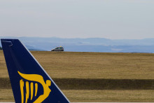 Lietadlo nízkonákladovej spoločnosti Ryanair na letisku vo Frankfurte nad Mohanom. FOTO: TASR/DPA