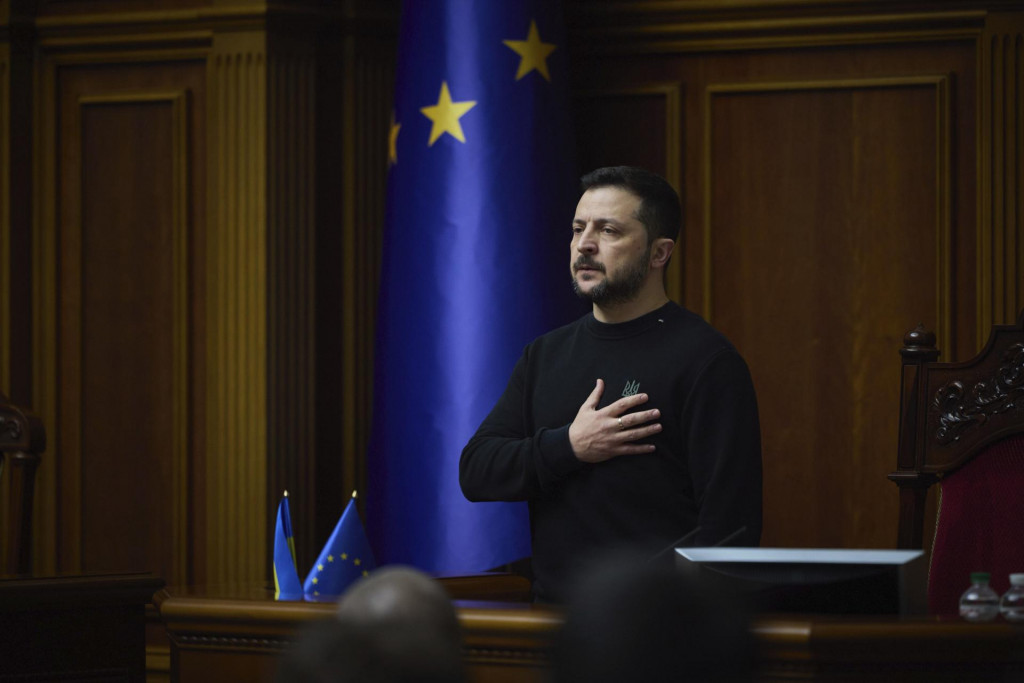 Ukrajinský prezident Volodymyr Zelenskyj počúva národnú hymnu v parlamente v Kyjeve. FOTO: TASR/AP