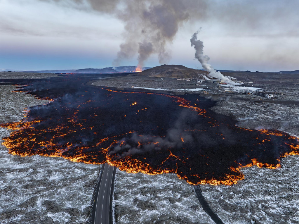 Pohľad na miesto erupcie s oblasťou Modrej lagúny (vľavo) a aktívnou puklinou (v pozadí) po sopečnej erupcii, ktorá opätovne začala v stredu na polostrove Reykjanes na juhozápade Islandu 21. novembra 2024. FOTO: TASR/AP