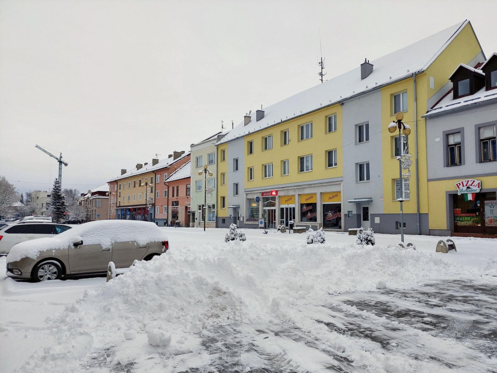 Pohľad na zasnežené centrum mesta - Námestie sv. Egídia v Poprade. FOTO: TASR/Adriána Hudecová