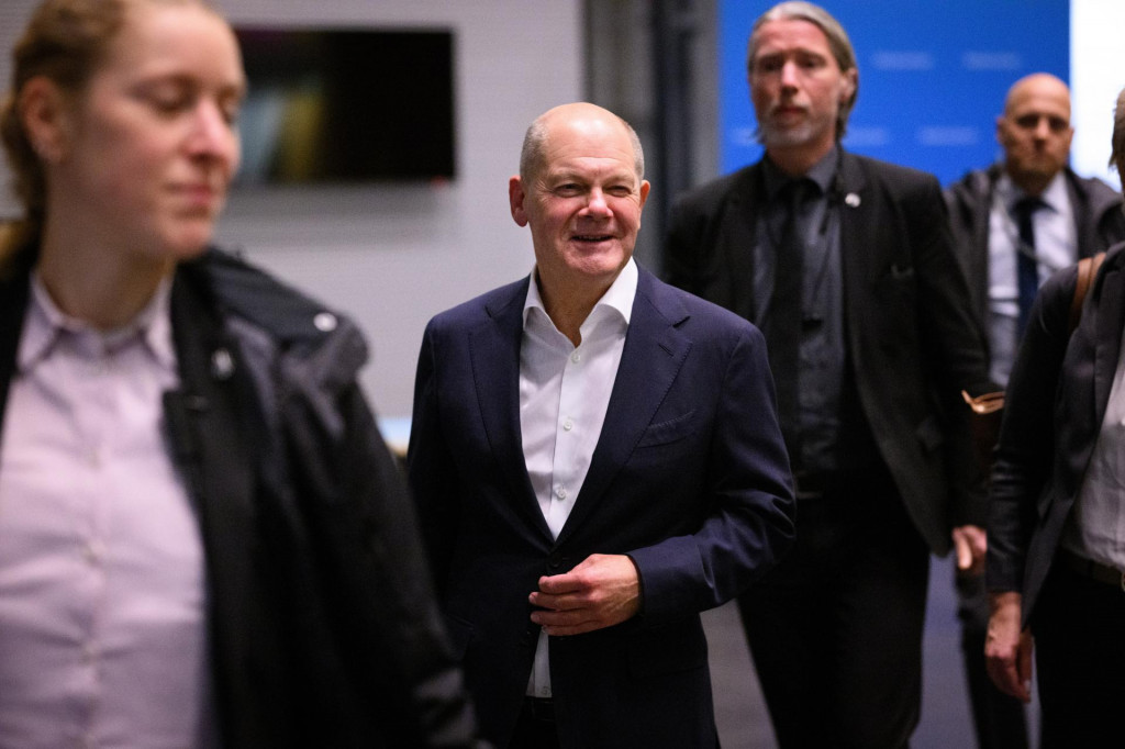 Nemecký kancelár Olaf Scholz odchádza po zasadnutí výkonného výboru Sociálnodemokratickej strany Nemecka(SPD) v Berlíne. FOTO: TASR/DPA