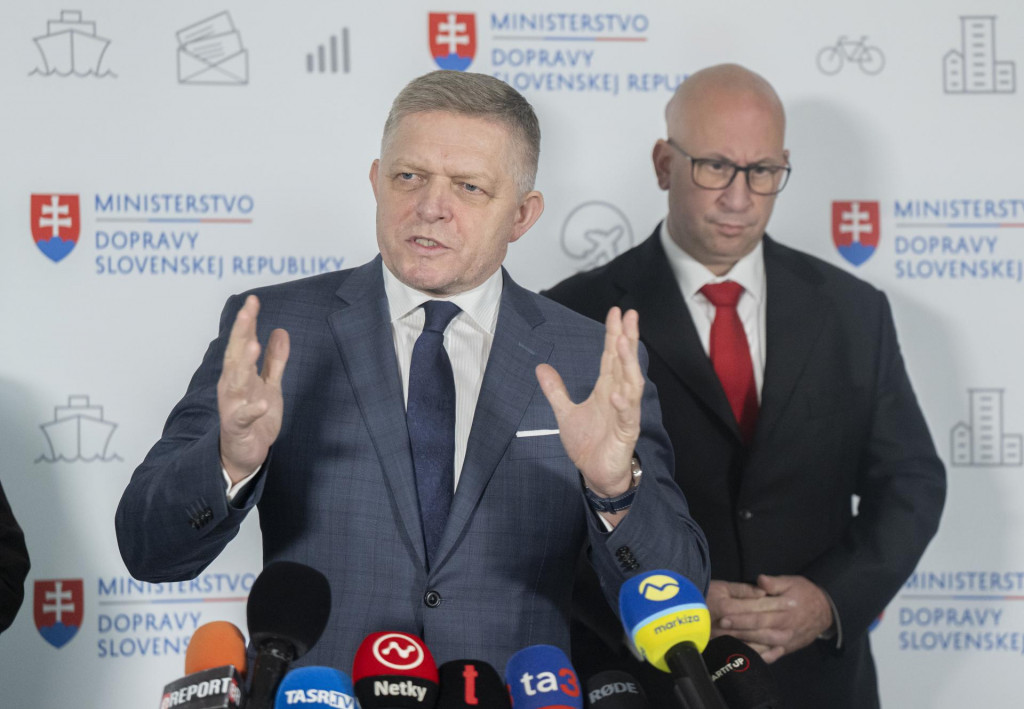 Na snímke vľavo predseda vlády SR Robert Fico (Smer) a vpravo minister dopravy SR Jozef Ráž ml. (nominant Smeru) počas tlačovej konferencie na tému ”Pekné, kvalitné a cenovo dostupné bývanie”. FOTO: TASR - Martin Baumann