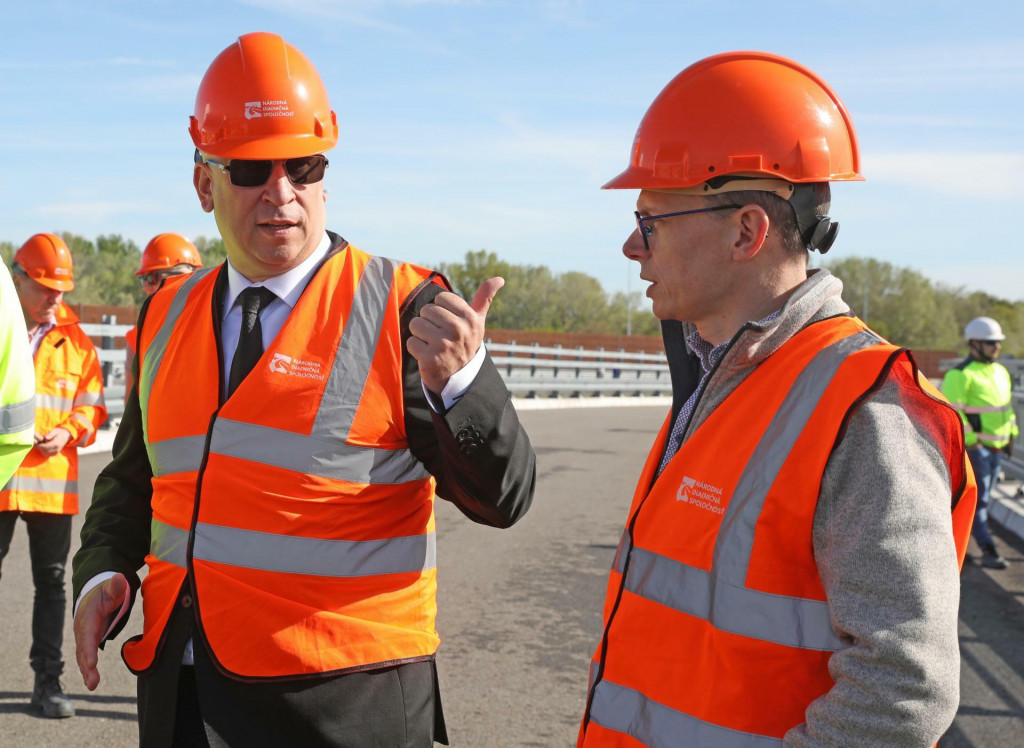 Minister dopravy Jozef Ráž bol v lete skontrolovať, ako prebiehajú práce na stavbe. FOTO: HN/Peter Mayer