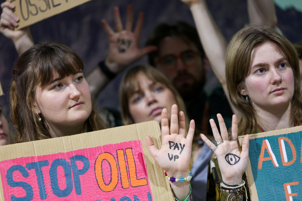 Mladí aktivisti sa zúčastňujú protestu počas konferencie OSN o zmene klímy COP29 v Baku. FOTO: Reuters