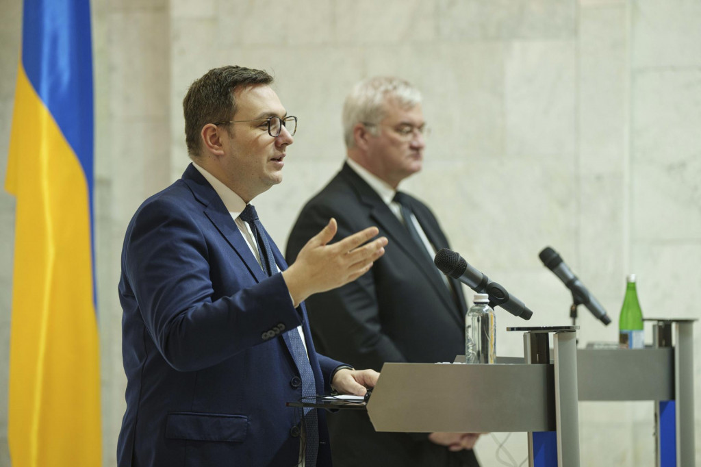 Český minister zahraničných vecí Jan Lipavský a jeho ukrajinský rezortný kolega Andrij Sybiha počas spoločnej tlačovej konferencie v Kyjeve. FOTO: TASR/AP