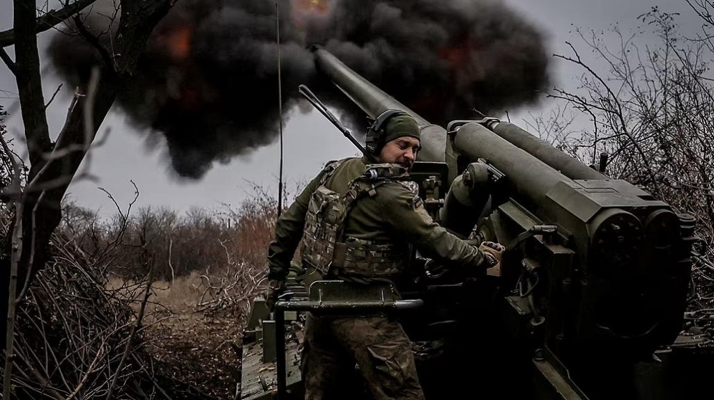 Vojak strieľa zo samohybnej húfnice 2s5 „Hyacint-s“ na ruských vojakov na frontovej línii pri meste Časiv Jar v Doneckej oblasti na Ukrajine. FOTO: Reuters