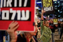 Izraelčania protestujú proti riadeniu prebiehajúceho konfliktu v Gaze medzi Izraelom a Hamasom izraelskou vládou a vyzávajú, aby prejavili podporu rukojemníkom. FOTO: Reuters