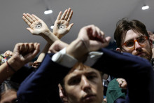 Tichý protest aktivistov proti návrhu dohody počas konferencie OSN o zmene klímy COP29. FOTO: Reuters