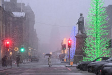 Búrka Bert v škótskom Edinburghu. FOTO: Reuters