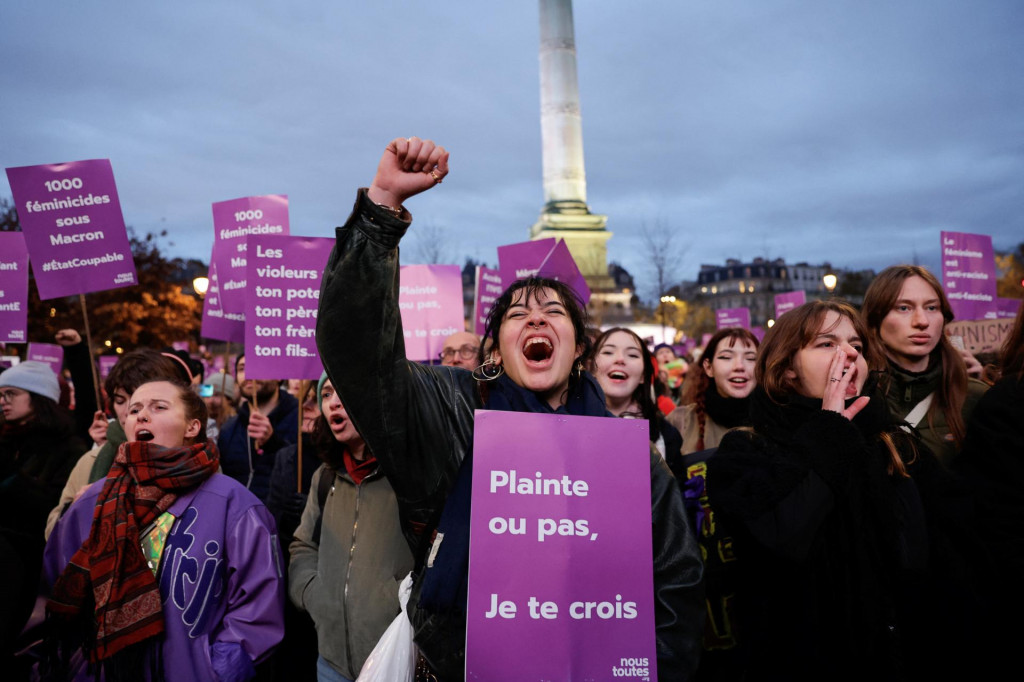 Transparent s nápisom „Či už sa sťažujete alebo nie, verím vám“ na proteste proti násiliu páchanému na ženách v Paríži. FOTO: Reuters