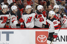 Ľavé krídlo New Jersey Devils Tomáš Tatar (90) oslavuje so spoluhráčmi po strelení gólu proti Washingtonu Capitals v prvej tretine v Capital One Arena. FOTO: Geoff Burke/Imagn Images