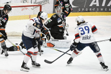 Na snímke v popredí vpravo Liam Pecararo (Slovan) strieľa prvý gól v 22. kole Tipos extraligy HC Slovan Bratislava - HC Košice. FOTO: TASR/Pavel Neubauer