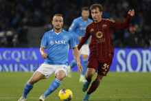 Stanislav Lobotka v akcii s Tommasom Baldanzim. FOTO: REUTERS