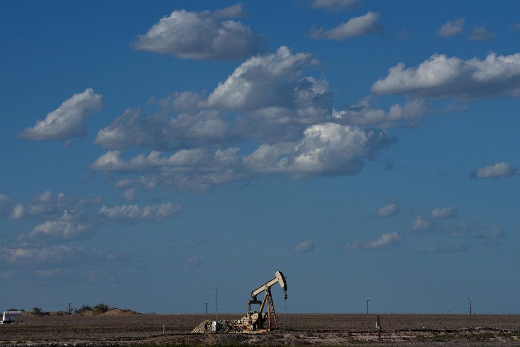 Januárový kontrakt na americkú ropu WTI si v piatok polepšil o 1,14 dolára alebo o 1,63 percenta a uzavrel na 71,24 dolára za barel. FOTO: REUTERS