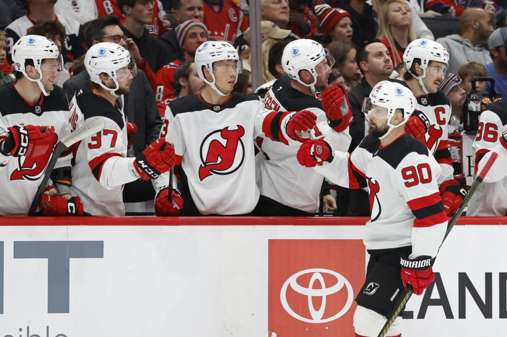 Ľavé krídlo New Jersey Devils Tomáš Tatar (90) oslavuje so spoluhráčmi po strelení gólu proti Washingtonu Capitals v prvej tretine v Capital One Arena. FOTO: Geoff Burke/Imagn Images