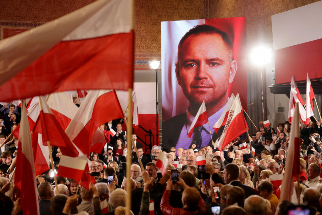 Snímka historika Karola Nawrockiho, vyhláseného za hlavného kandidáta poľskej opozičnej strany Právo a spravodlivosť (PiS) pre prezidentské voľby v roku 2025. FOTO: REUTERS