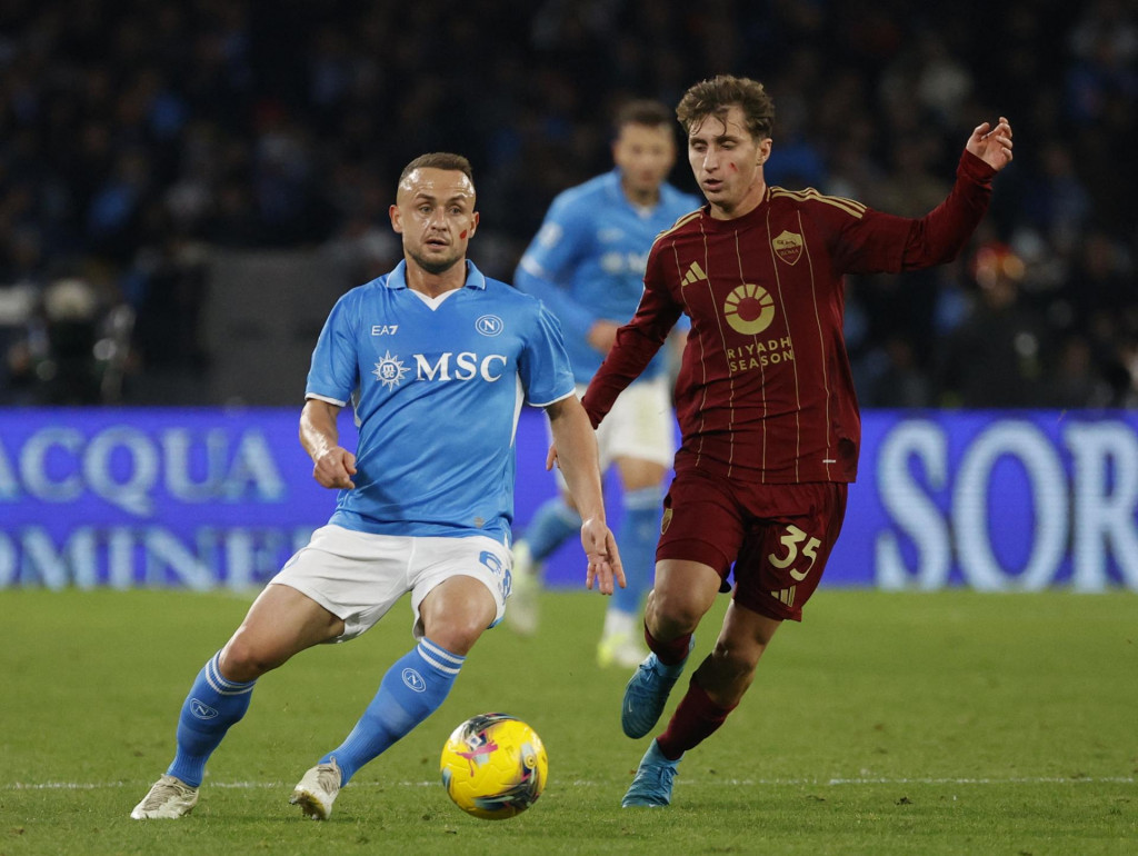 Stanislav Lobotka v akcii s Tommasom Baldanzim. FOTO: REUTERS