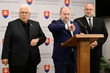 Poslanci Národnej koalície/Nezávislých kandidátov Rudolf Huliak (v strede), Pavel Ľupták (vľavo) a Ivan Šefčík. FOTO: TASR/Pavel Neubauer