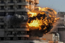 Dym a plamene stúpajú z budovy po izraelskom leteckom útoku na štvrť Chijá, na južnom predmestí Bejrútu. FOTO: TASR/AP